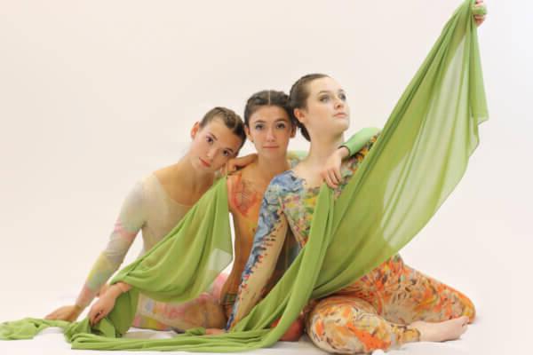 从左到右-贝卡·霍普金斯, 伊芙·斯坦利和兰妮·格里芬, wearing hand-painted costumes for Arte in Movimento 跳舞 company's "Walking Artwork" show. 三人都是全球最大的博彩平台的毕业生，斯坦利是舞团的艺术总监.